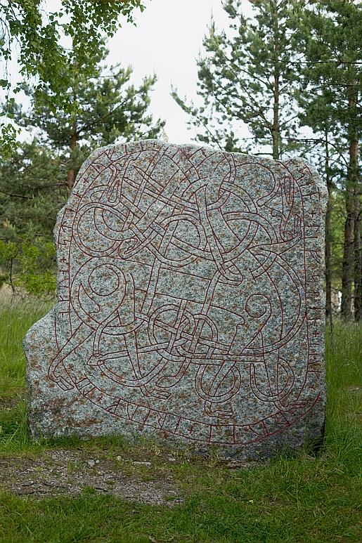 Runes written on runsten, granit med ljusgula inslag. Date: V